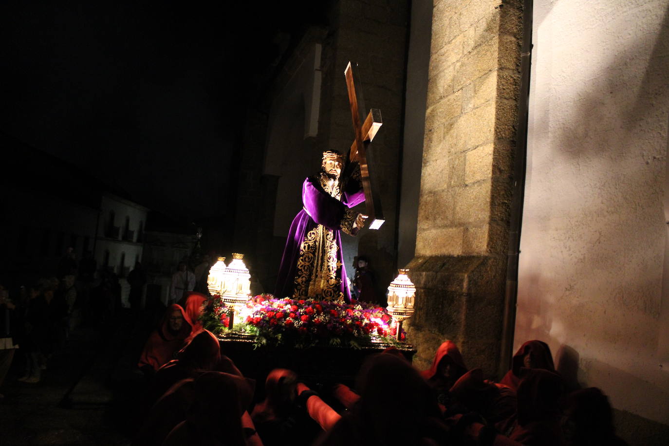 El silencio y la oscuridad acompañan al Nazareno y al Amarrao en su salida en procesión por las calles de Béjar