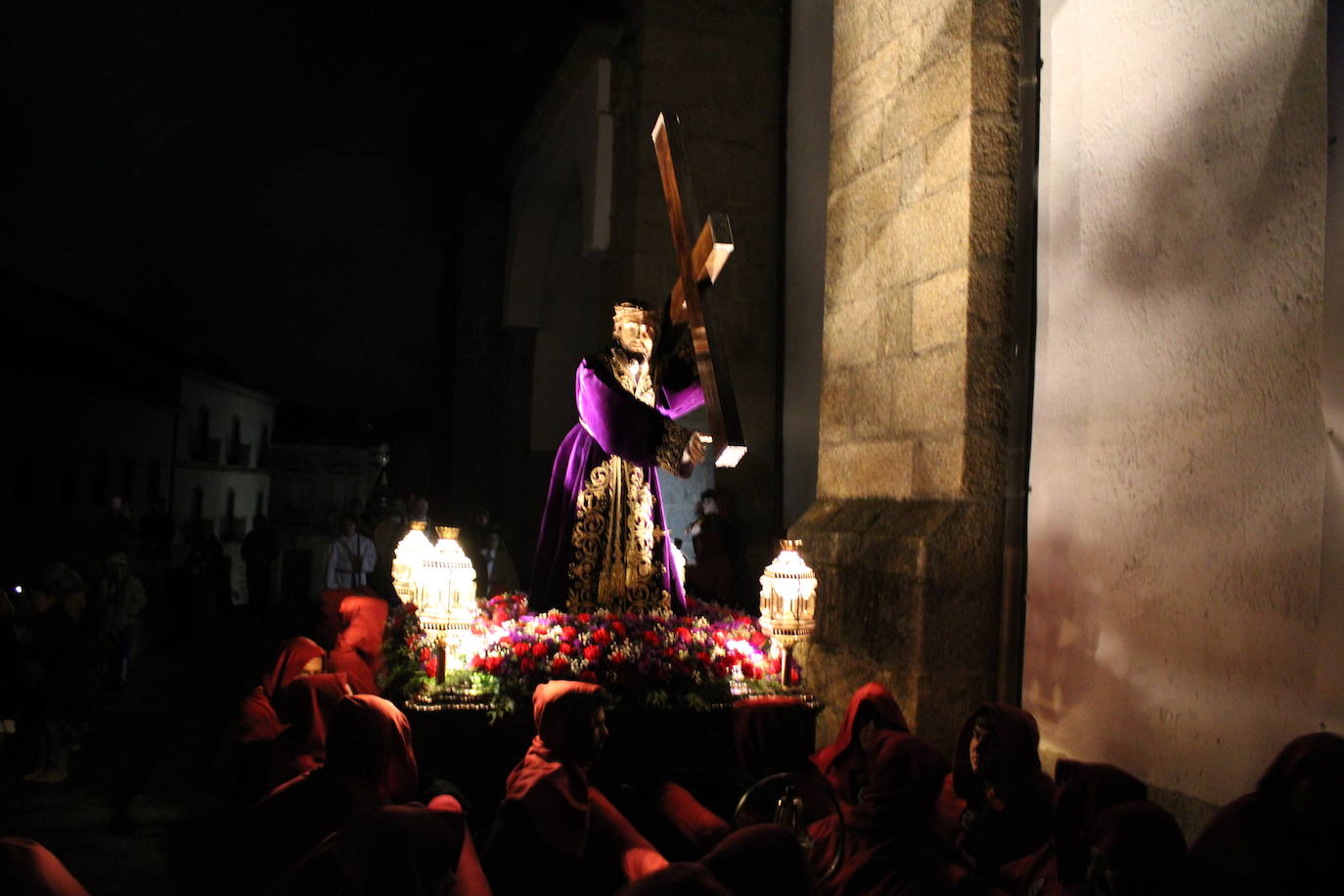 El silencio y la oscuridad acompañan al Nazareno y al Amarrao en su salida en procesión por las calles de Béjar