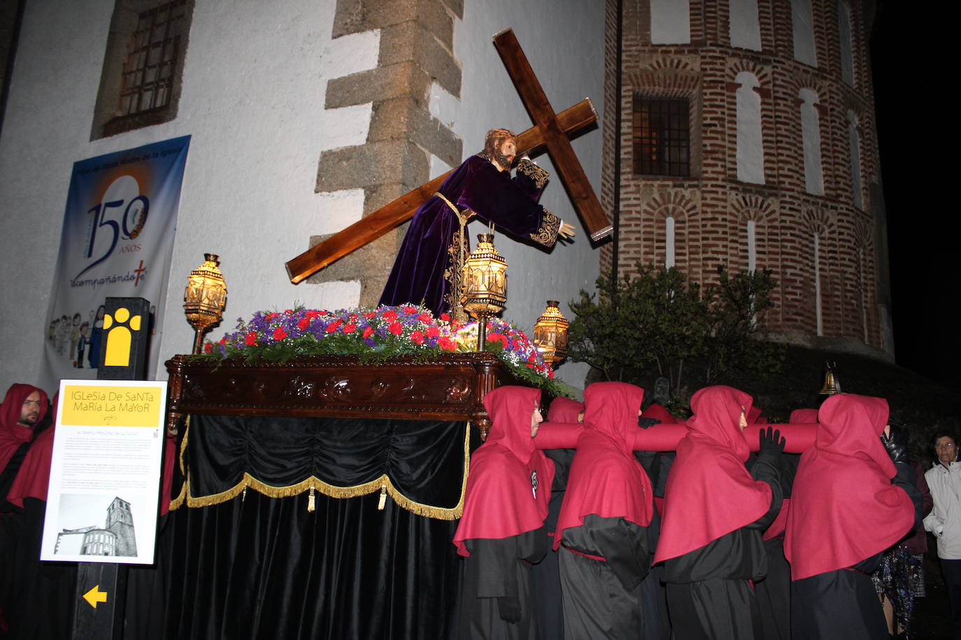 El silencio y la oscuridad acompañan al Nazareno y al Amarrao en su salida en procesión por las calles de Béjar