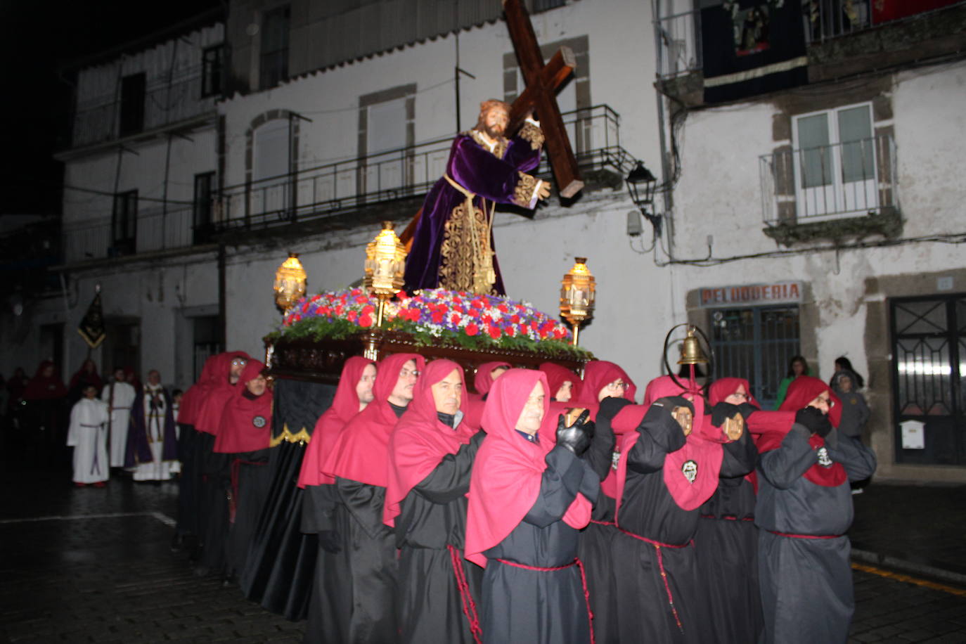 El silencio y la oscuridad acompañan al Nazareno y al Amarrao en su salida en procesión por las calles de Béjar