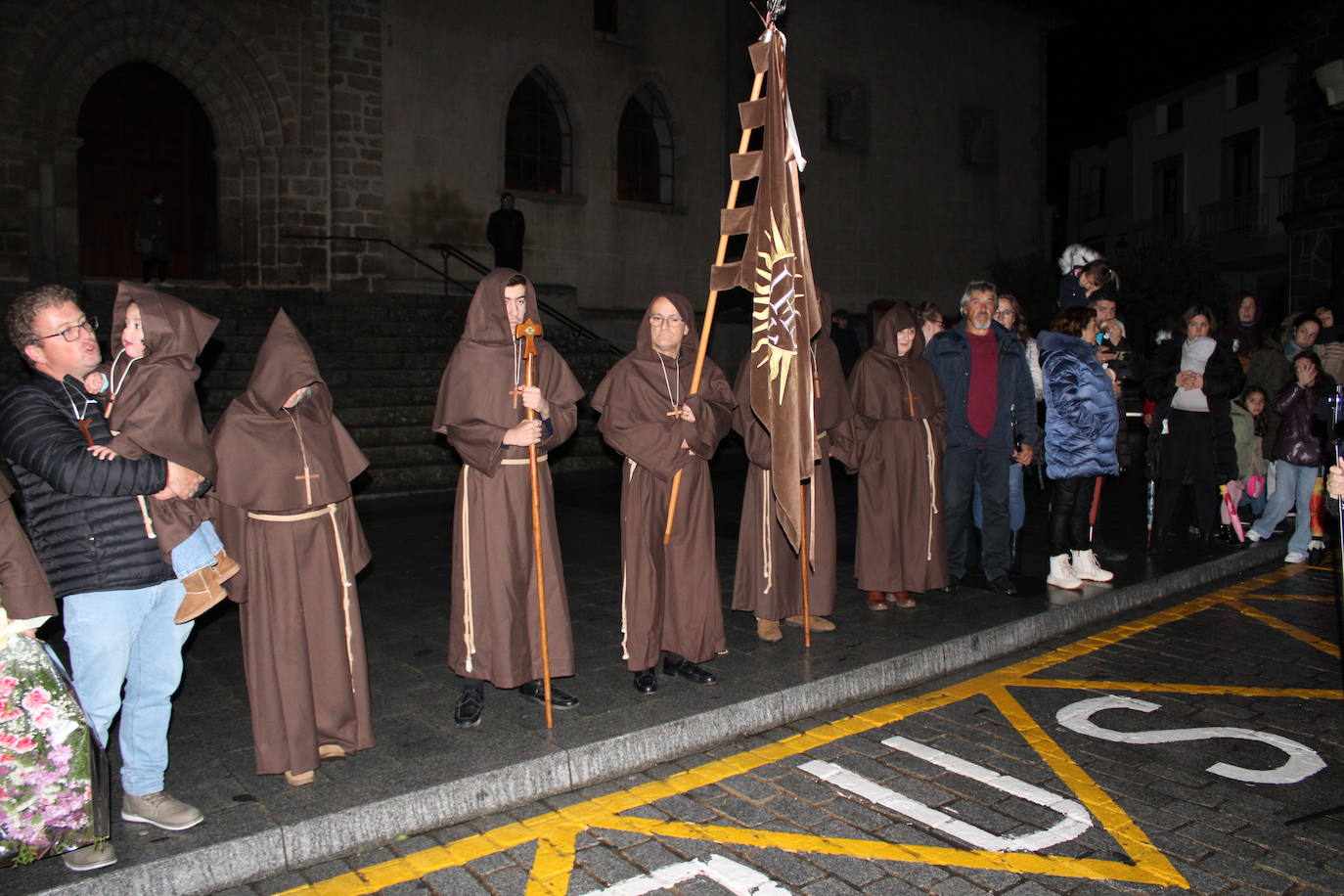 El silencio y la oscuridad acompañan al Nazareno y al Amarrao en su salida en procesión por las calles de Béjar