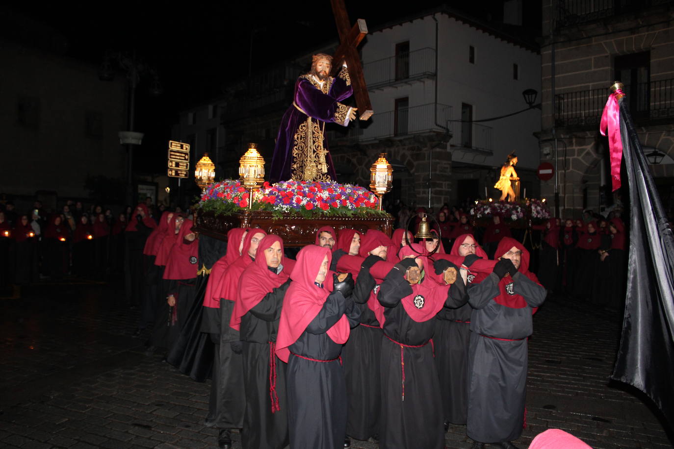 El silencio y la oscuridad acompañan al Nazareno y al Amarrao en su salida en procesión por las calles de Béjar