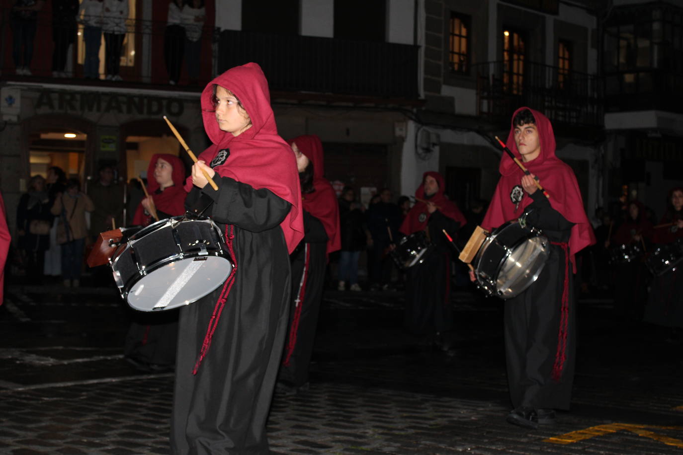 El silencio y la oscuridad acompañan al Nazareno y al Amarrao en su salida en procesión por las calles de Béjar