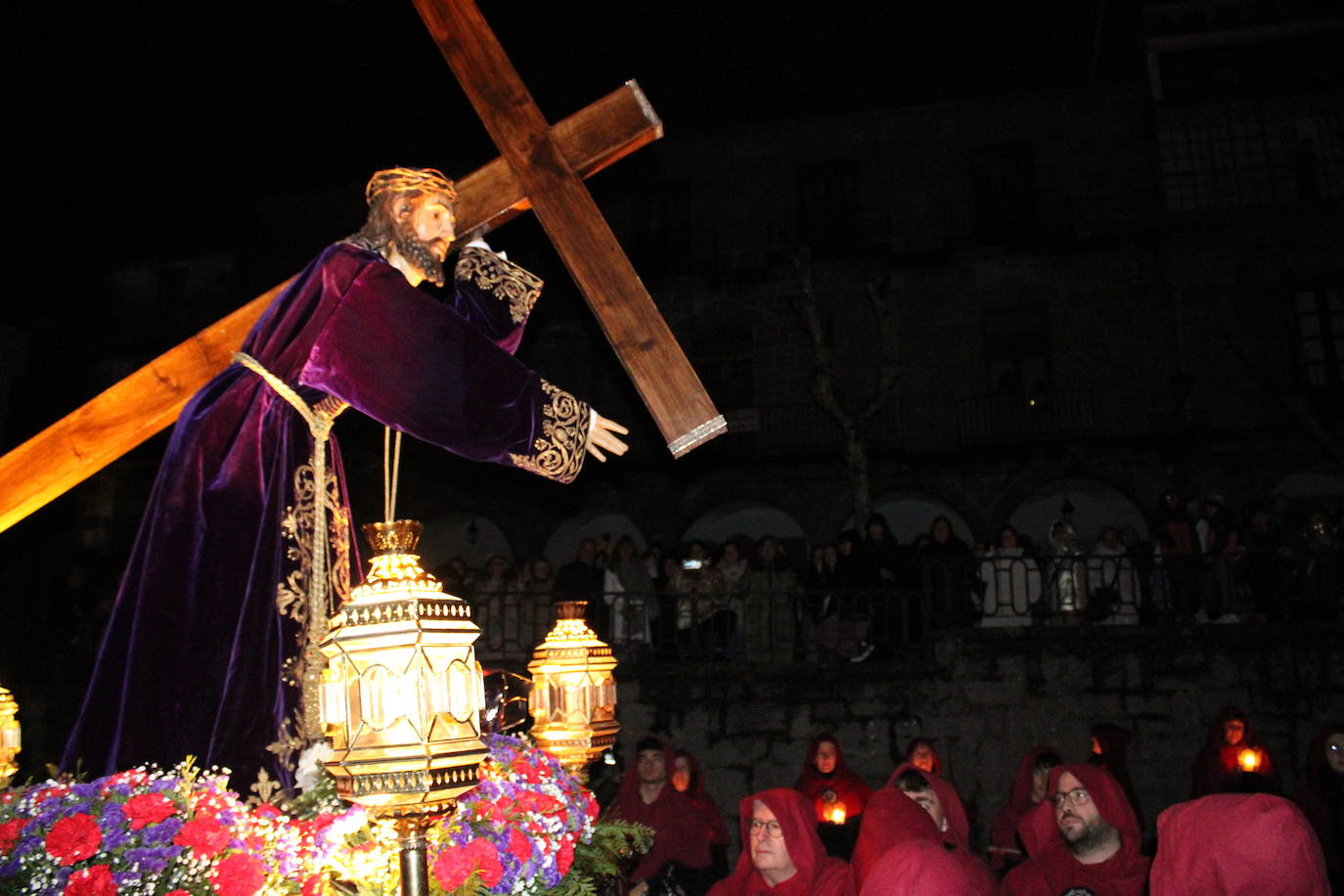 El silencio y la oscuridad acompañan al Nazareno y al Amarrao en su salida en procesión por las calles de Béjar