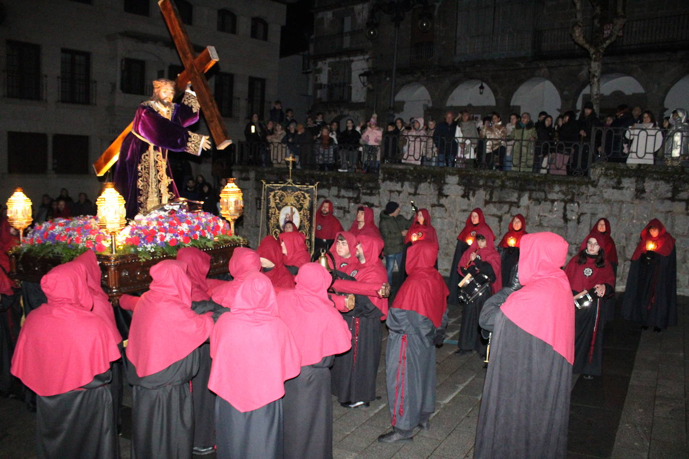 El silencio y la oscuridad acompañan al Nazareno y al Amarrao en su salida en procesión por las calles de Béjar
