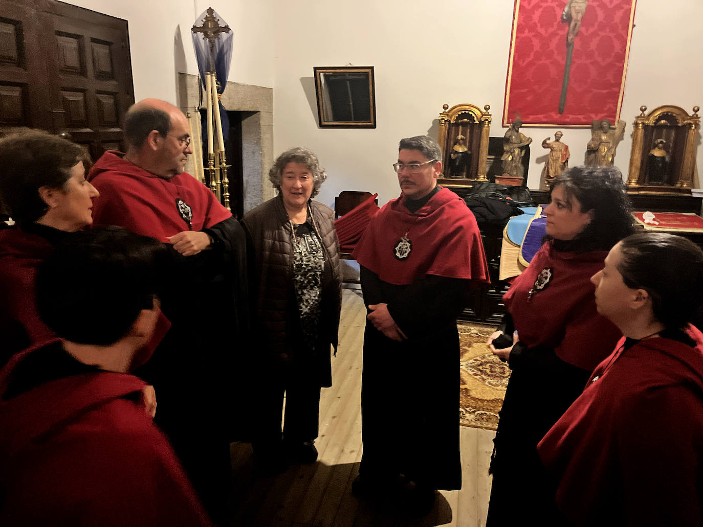El silencio y la oscuridad acompañan al Nazareno y al Amarrao en su salida en procesión por las calles de Béjar