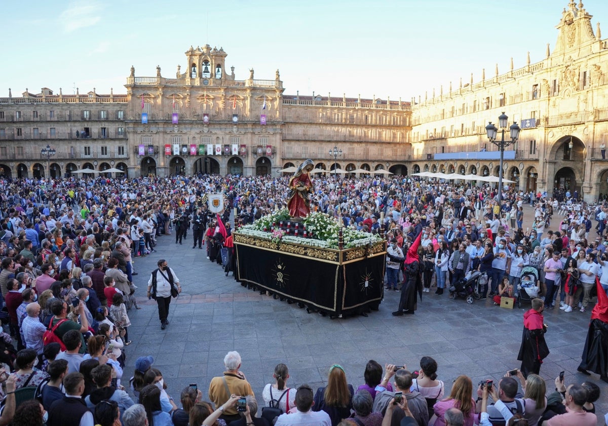 Procesión de la Hermandad del Silencio, a su paso por la Plaza Mayor.
