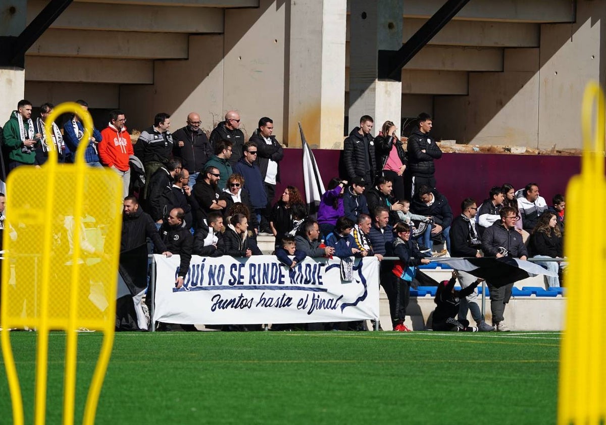 Imagen principal - La afición de Unionistas no falla y arropa a sus jugadores en la última sesión antes de recibir al Arenteiro