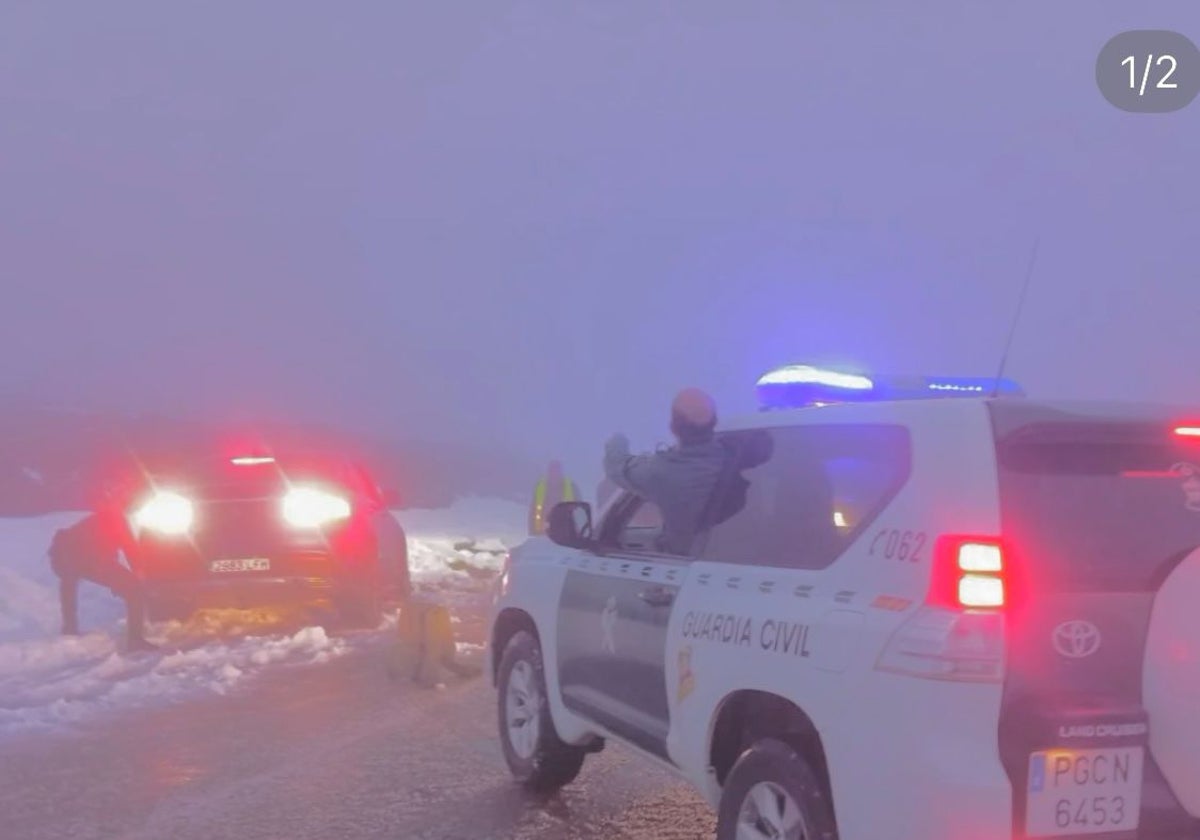 La Guardia Civil rescata a los ocupantes de un vehículo atrapados por una nevada súbita en La Covatilla