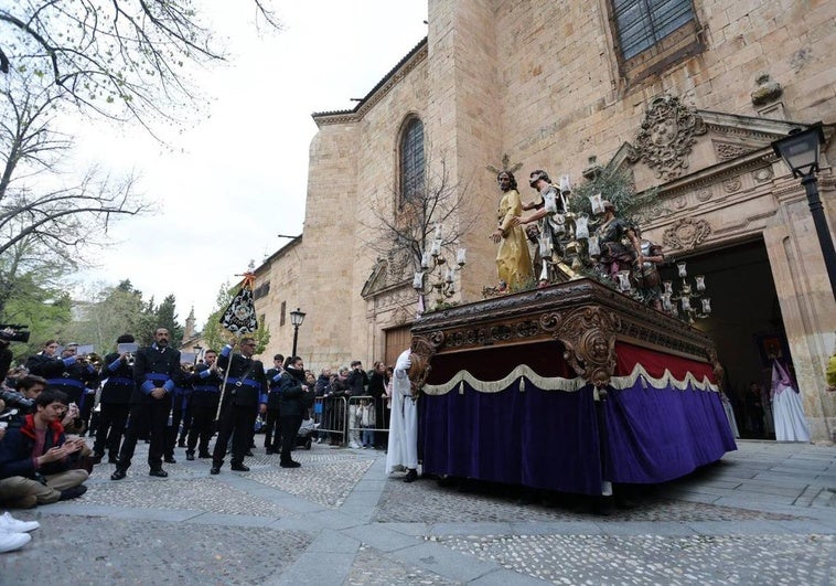 Imagen del primer paso de la procesión de la Seráfica Hermandad, a su salida de Las Úrsulas.