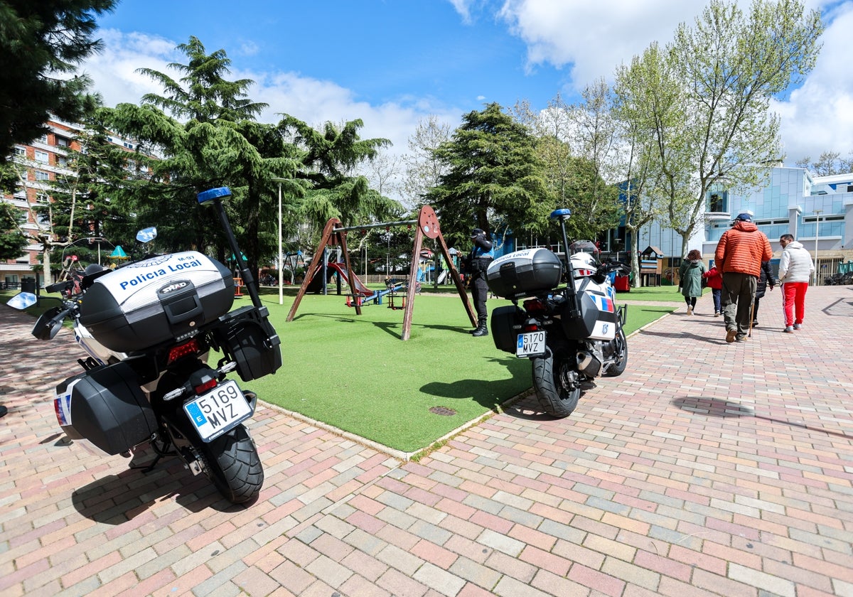 Policía Local en la zona de juegos de La Alamedilla.