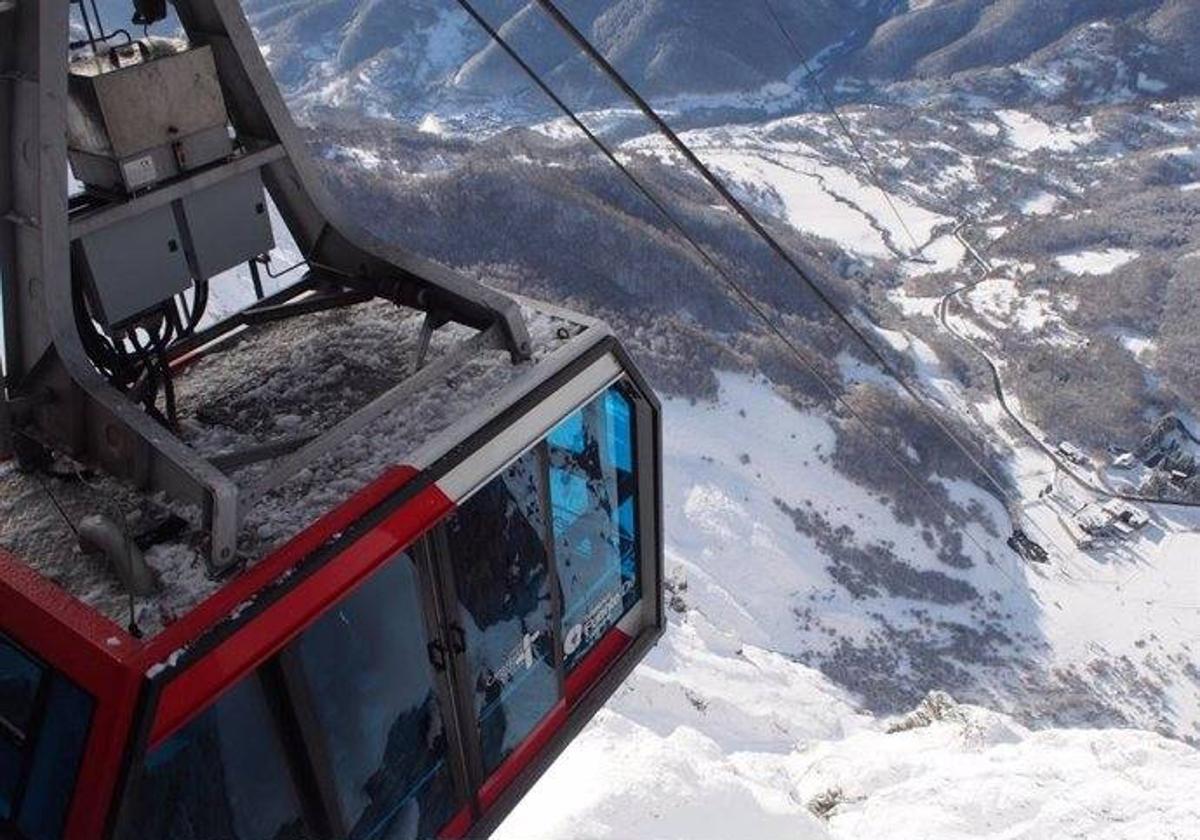 Al menos cuatro muertos y un herido grave tras romperse el cable de una cabina de teleférico cerca de Nápoles