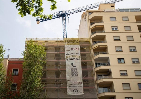 Un cartel de viviendas en venta.