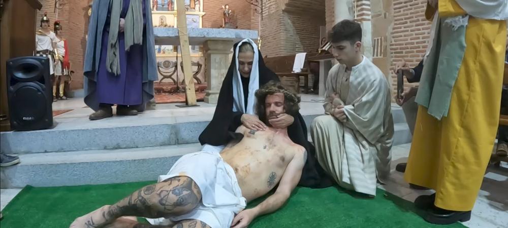 Dedicación, talento y fervor en el vía crucis viviente de Paradinas de San Juan