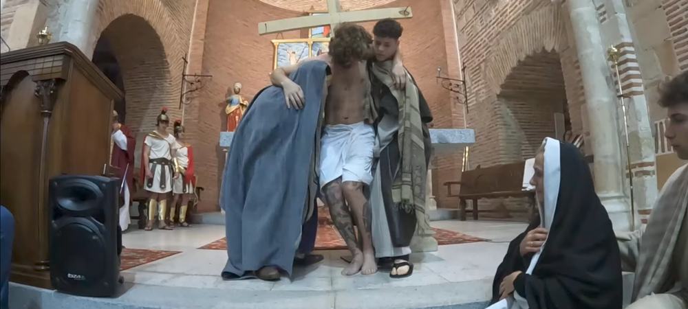 Dedicación, talento y fervor en el vía crucis viviente de Paradinas de San Juan