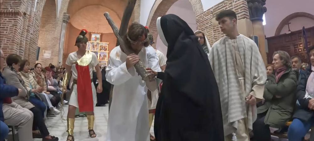 Dedicación, talento y fervor en el vía crucis viviente de Paradinas de San Juan