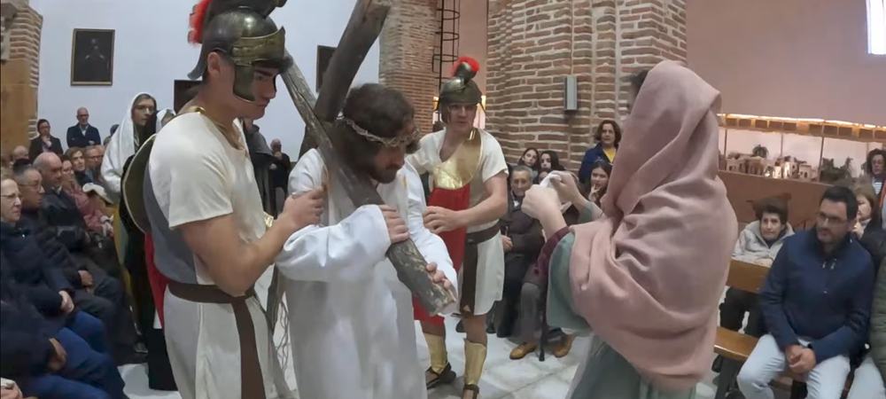 Dedicación, talento y fervor en el vía crucis viviente de Paradinas de San Juan