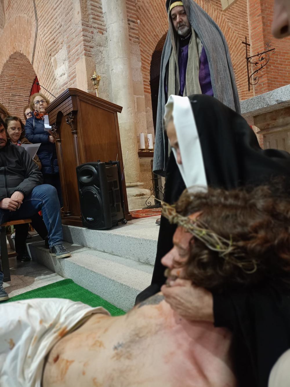 Dedicación, talento y fervor en el vía crucis viviente de Paradinas de San Juan