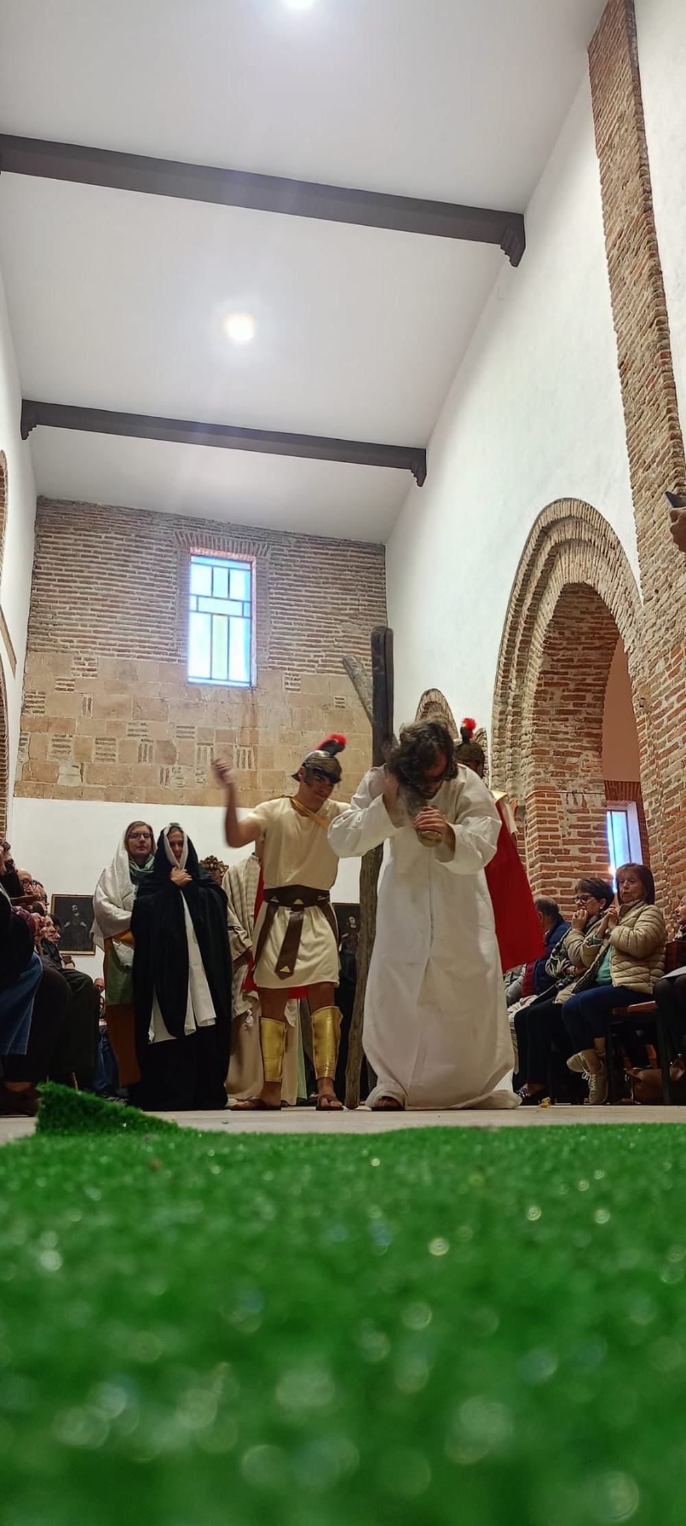 Dedicación, talento y fervor en el vía crucis viviente de Paradinas de San Juan