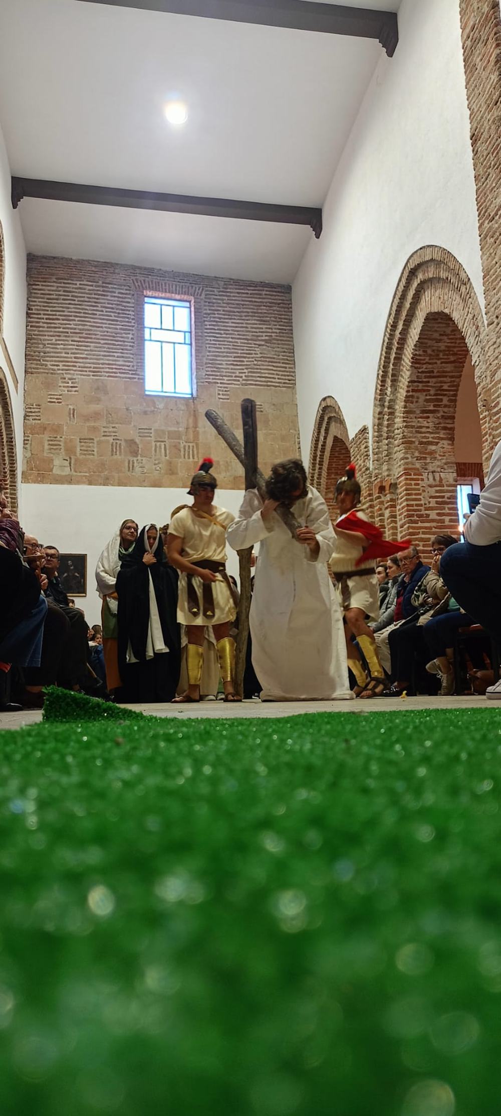 Dedicación, talento y fervor en el vía crucis viviente de Paradinas de San Juan