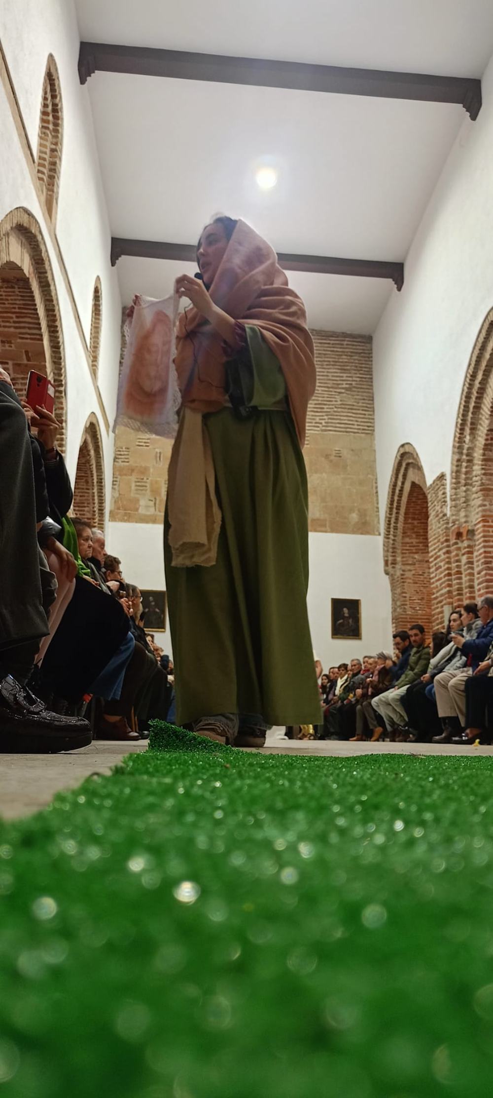 Dedicación, talento y fervor en el vía crucis viviente de Paradinas de San Juan