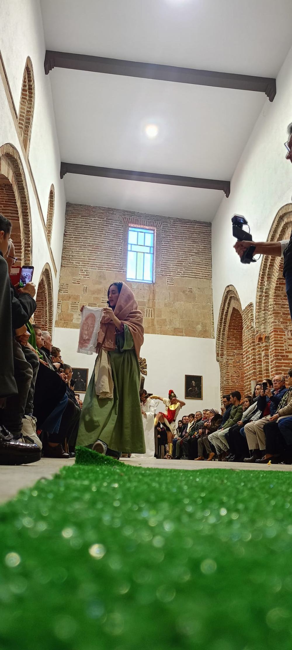Dedicación, talento y fervor en el vía crucis viviente de Paradinas de San Juan