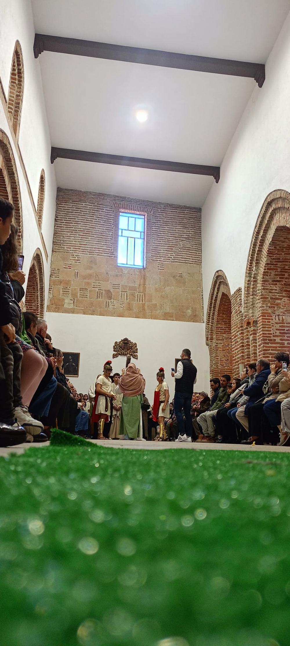 Dedicación, talento y fervor en el vía crucis viviente de Paradinas de San Juan