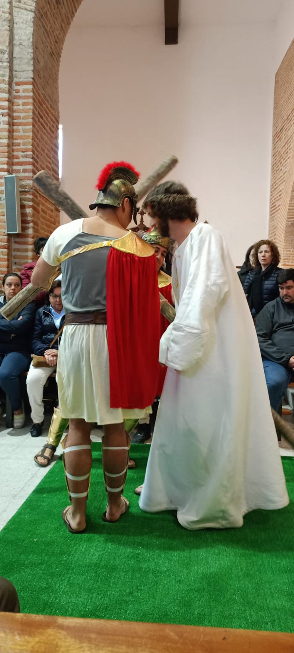 Dedicación, talento y fervor en el vía crucis viviente de Paradinas de San Juan