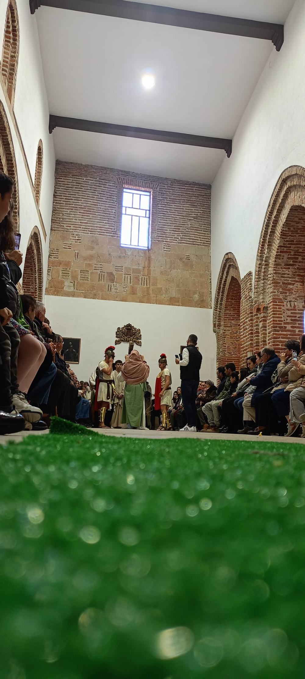 Dedicación, talento y fervor en el vía crucis viviente de Paradinas de San Juan