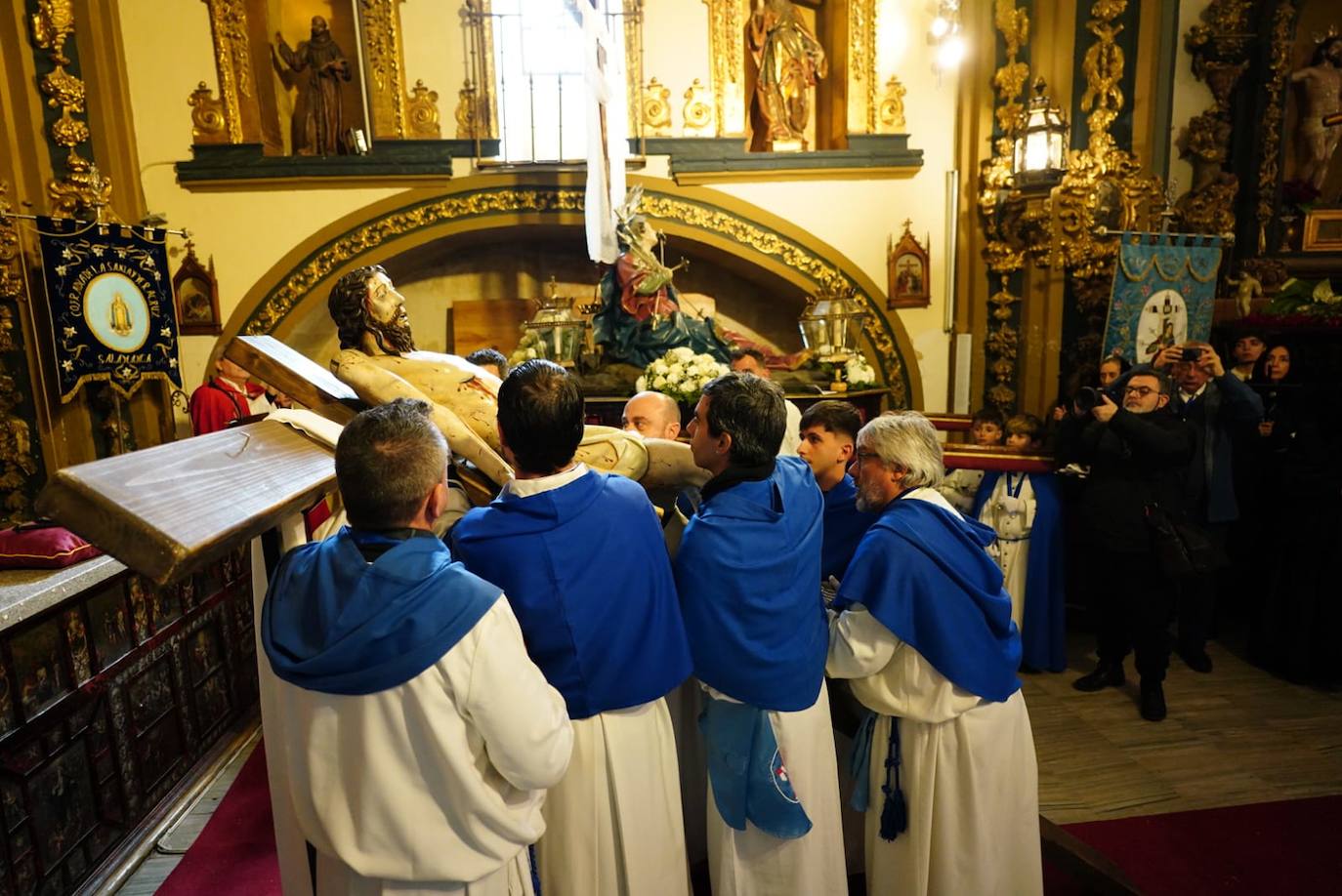 La lluvia obliga a suspender las cuatro procesiones del Viernes Santo y desata las lágrimas de los congregantes