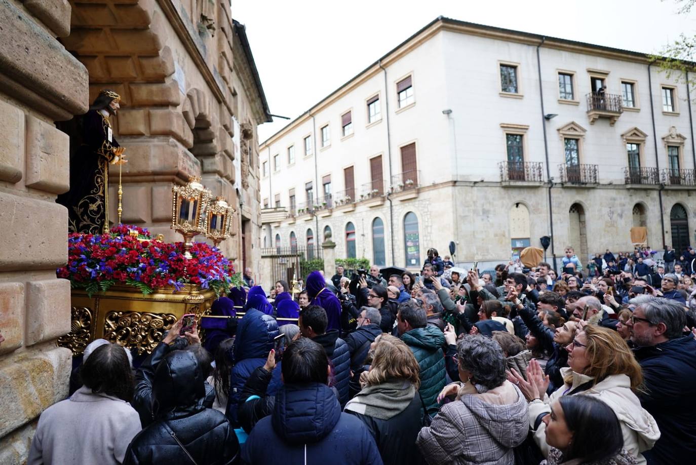 La lluvia obliga a suspender las cuatro procesiones del Viernes Santo y desata las lágrimas de los congregantes