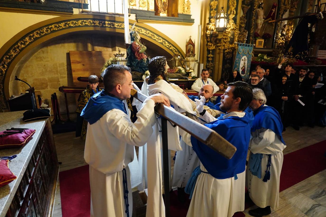 La lluvia obliga a suspender las cuatro procesiones del Viernes Santo y desata las lágrimas de los congregantes