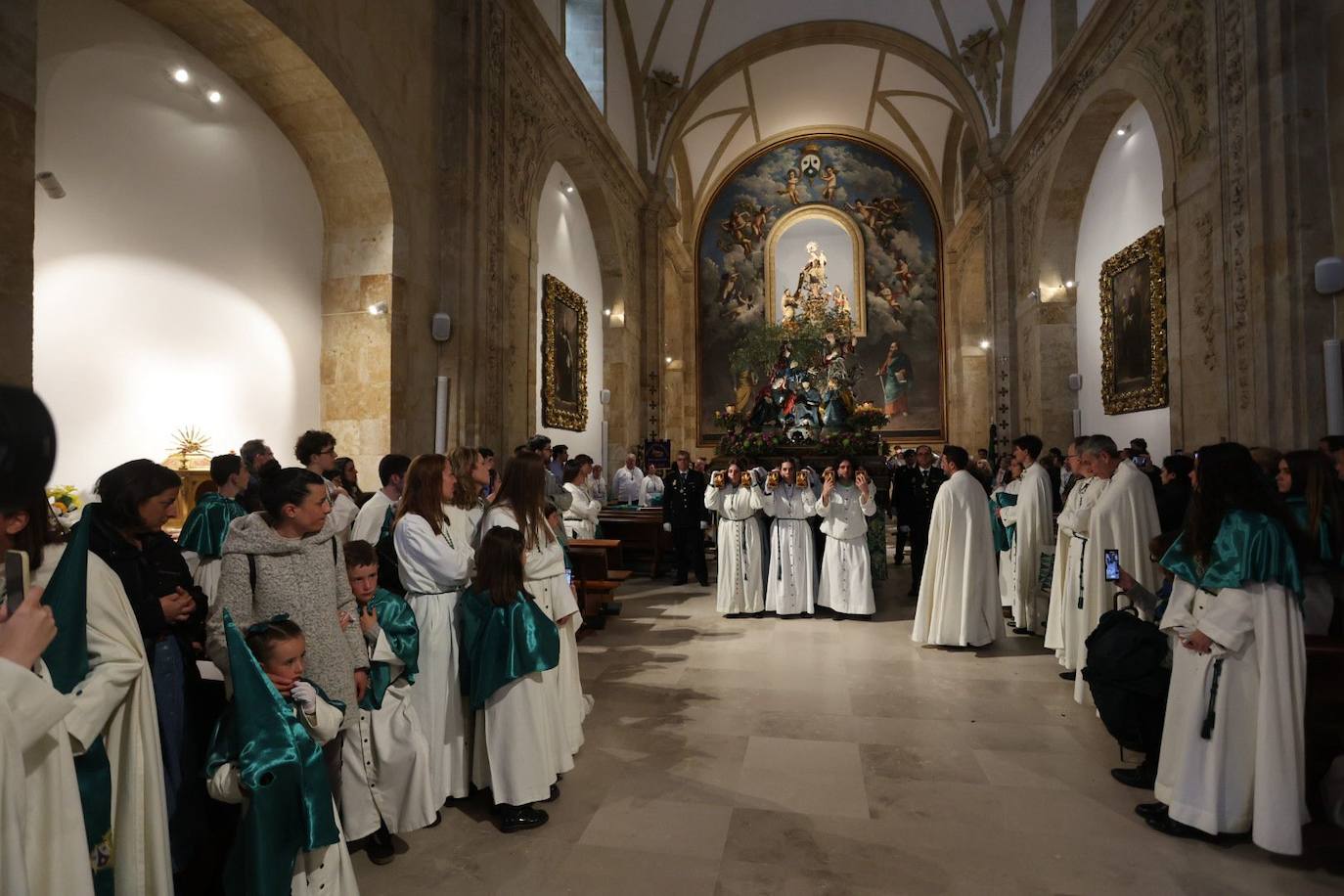 La lluvia obliga a suspender las cuatro procesiones del Viernes Santo y desata las lágrimas de los congregantes