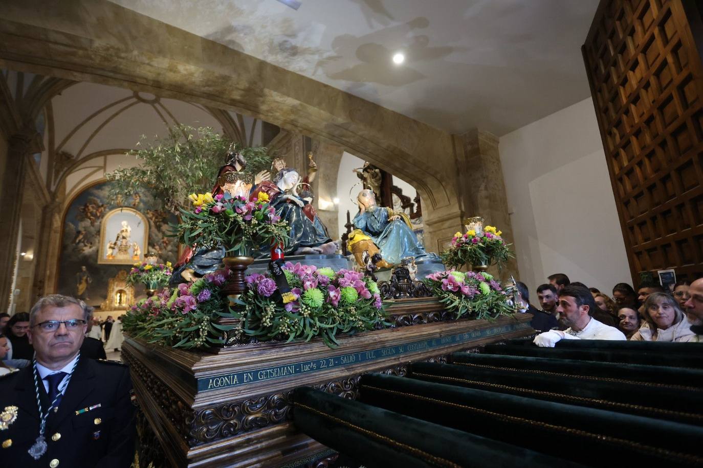 La lluvia obliga a suspender las cuatro procesiones del Viernes Santo y desata las lágrimas de los congregantes