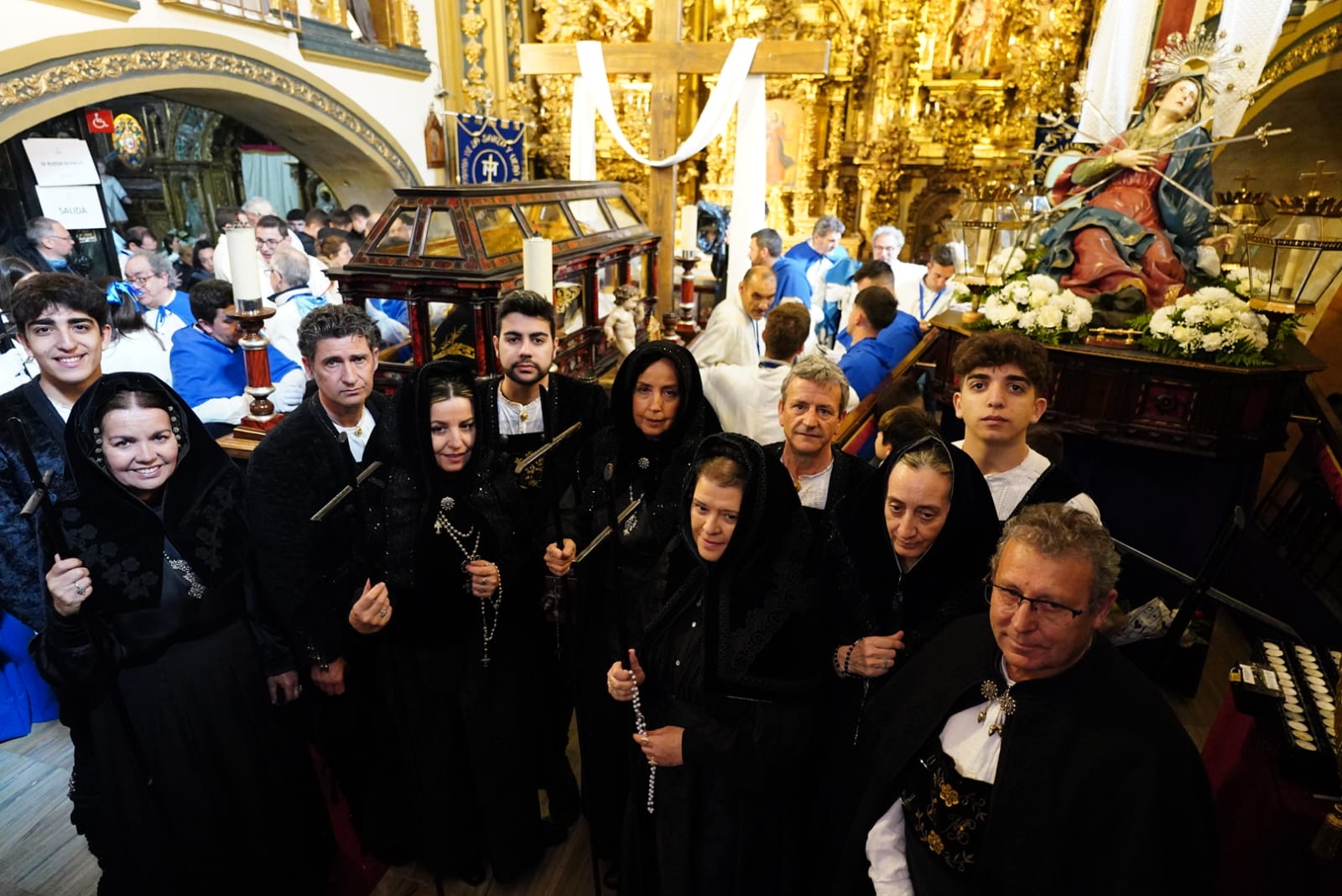 Imagen secundaria 1 - Así se han vivido el Descendimiento y la suspensión de la procesión del Santo Entierro por la lluvia en la Capilla de la Vera Cruz