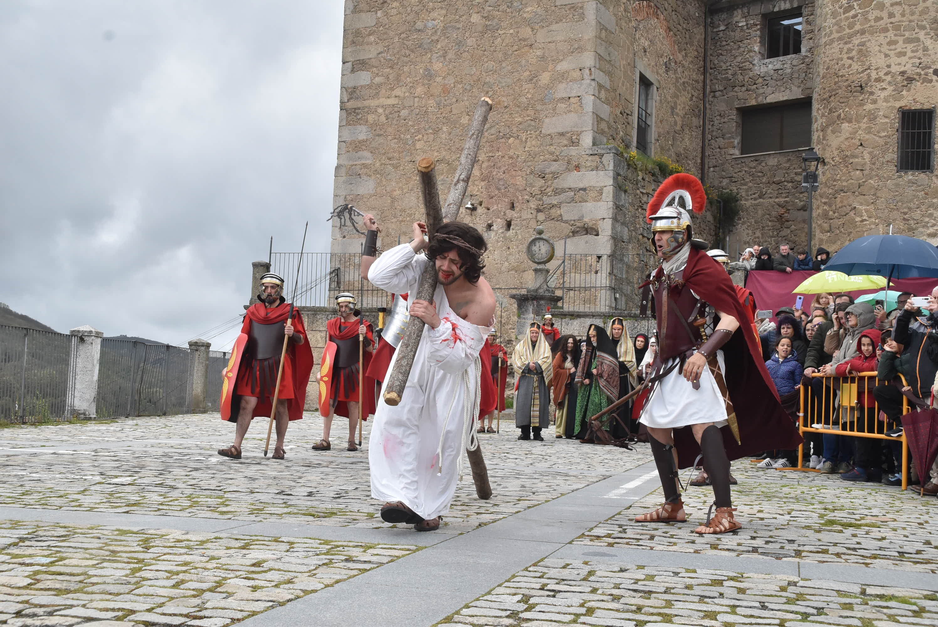 Béjar reta a la lluvia y escenifica la sentencia de Jesús en la Plaza Mayor