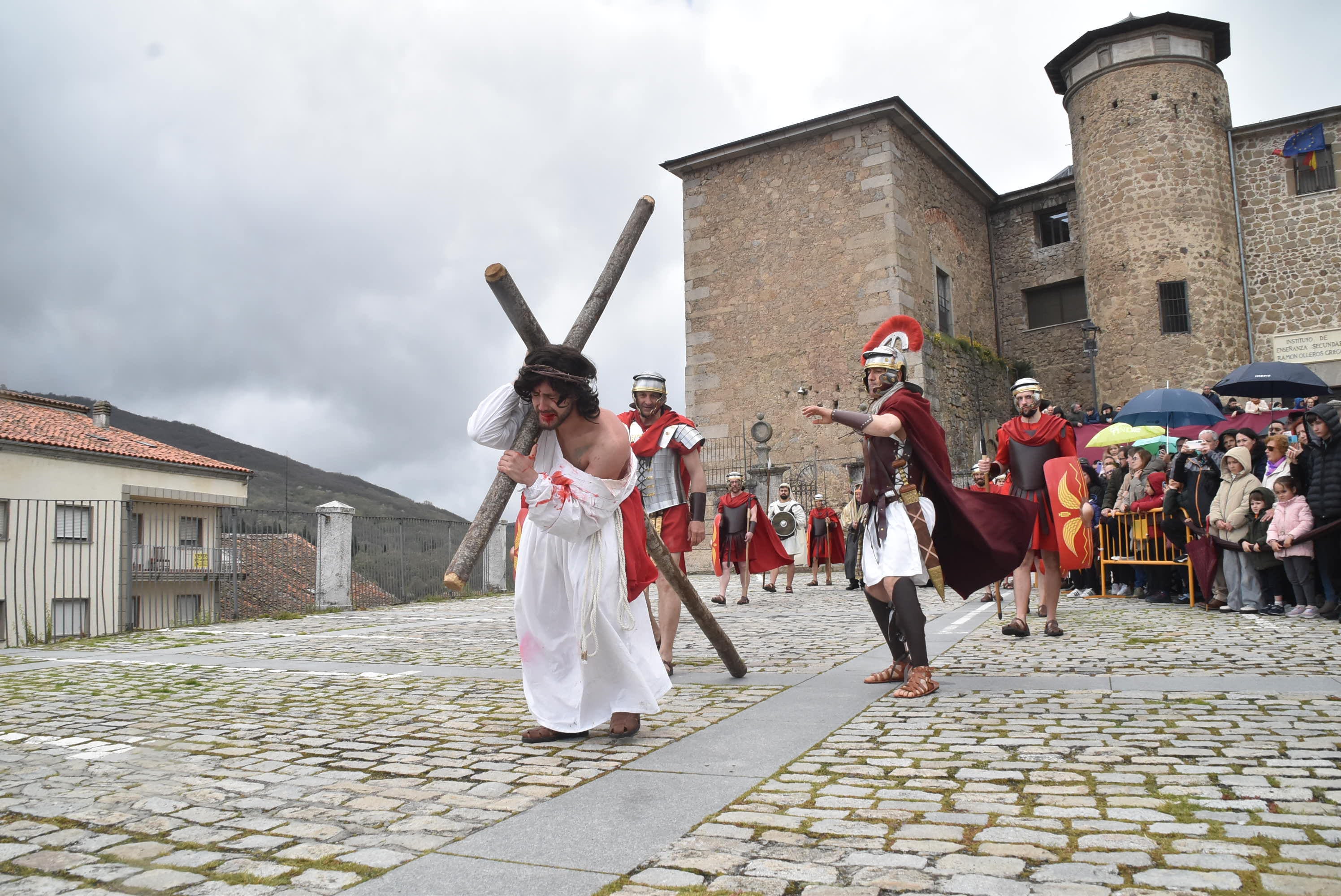 Béjar reta a la lluvia y escenifica la sentencia de Jesús en la Plaza Mayor