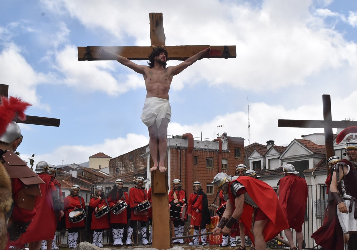 Béjar reta a la lluvia y escenifica la sentencia de Jesús en la Plaza Mayor