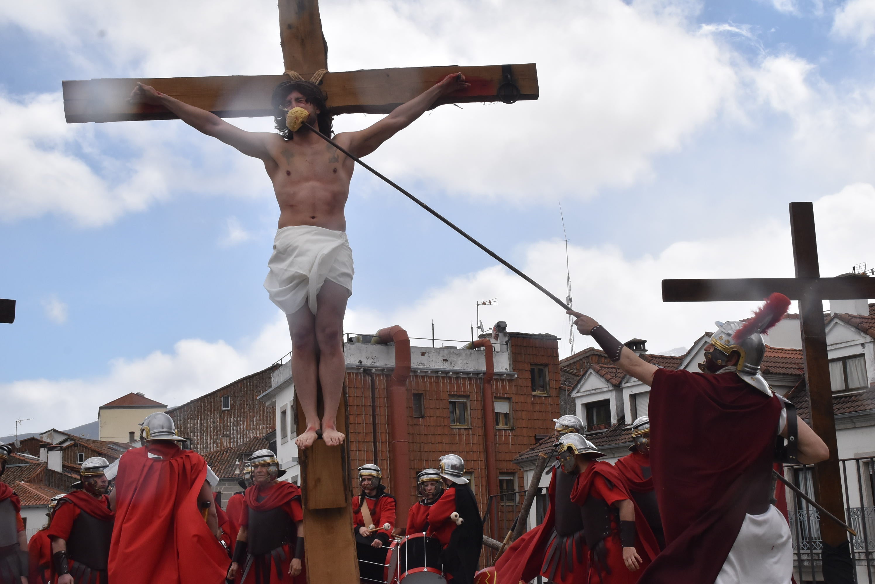 Béjar reta a la lluvia y escenifica la sentencia de Jesús en la Plaza Mayor