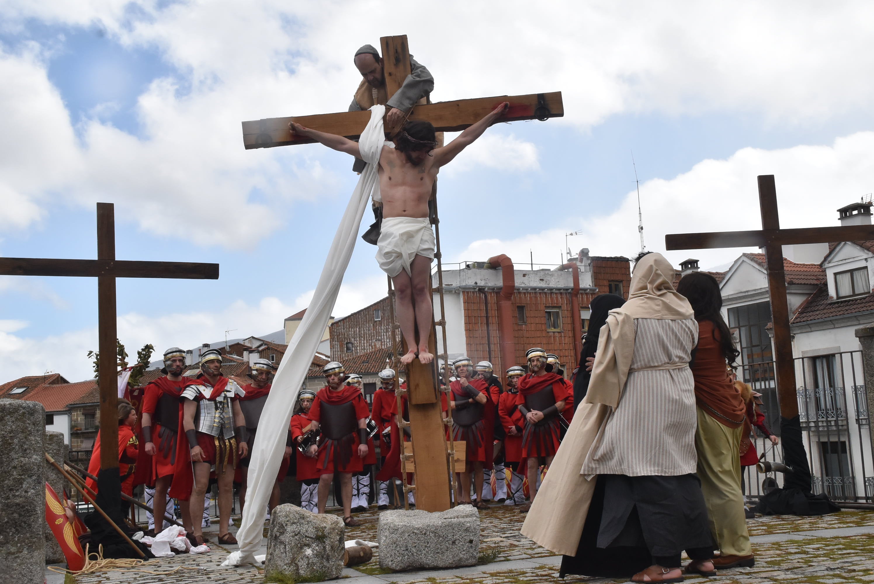 Béjar reta a la lluvia y escenifica la sentencia de Jesús en la Plaza Mayor