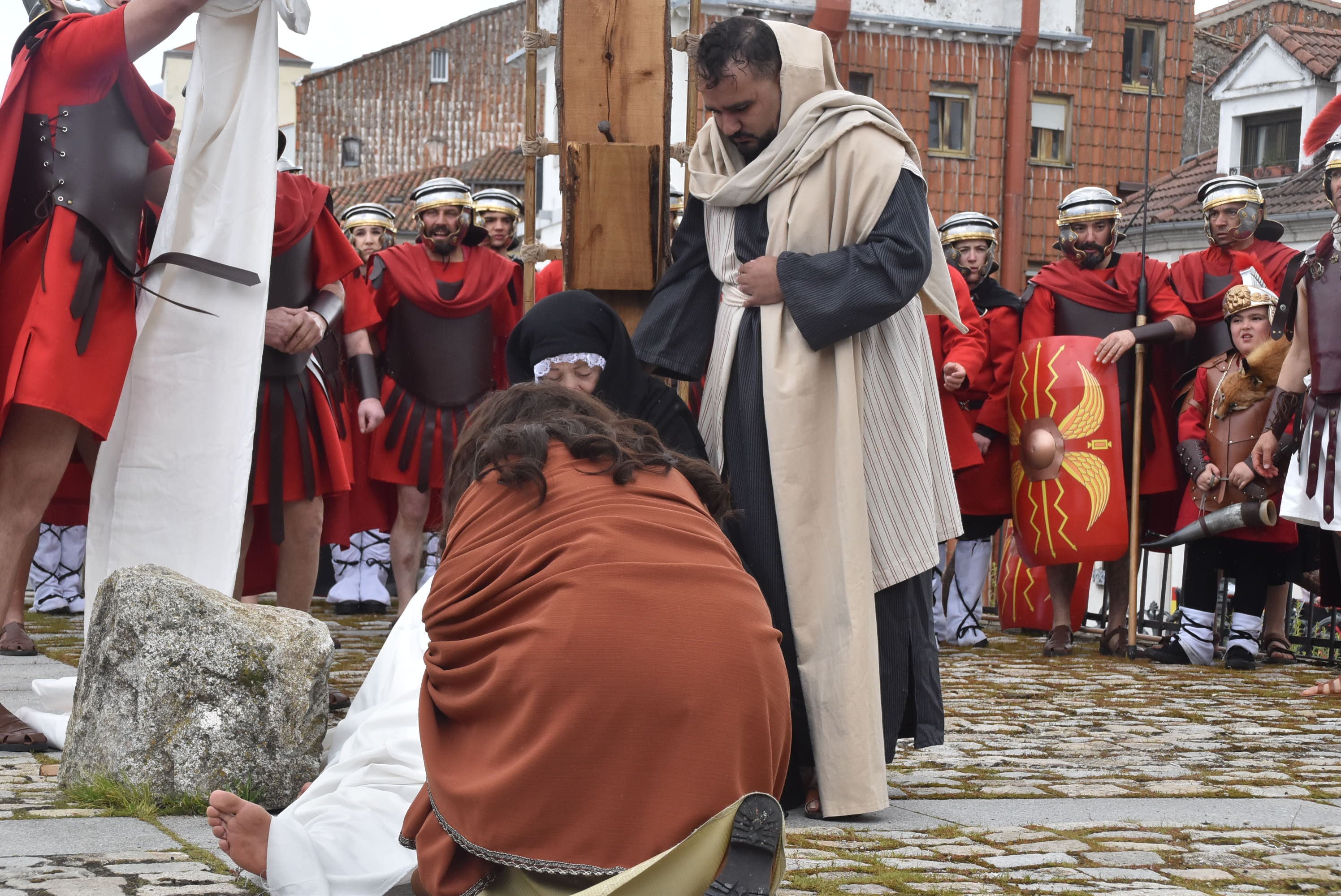 Béjar reta a la lluvia y escenifica la sentencia de Jesús en la Plaza Mayor