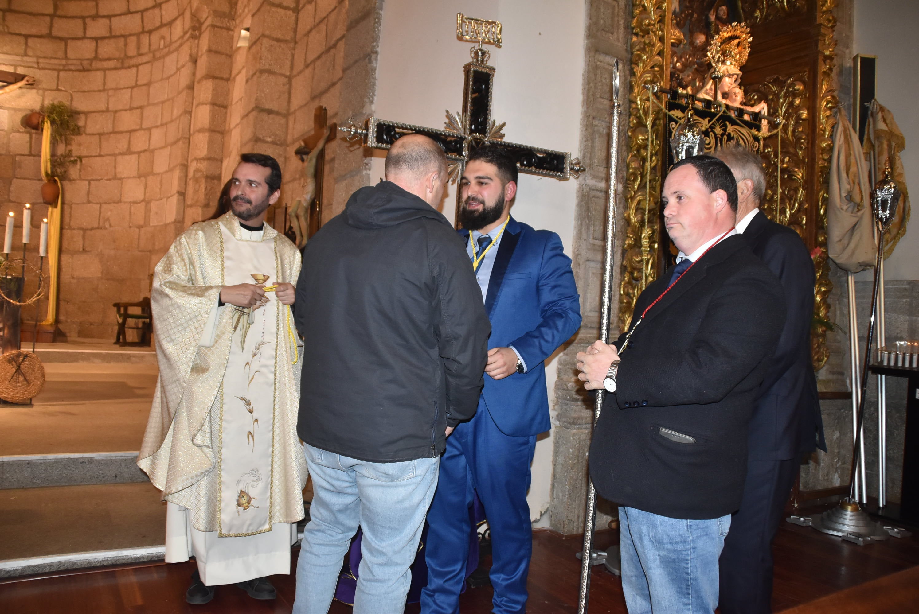 La Cofradía de la Vera Cruz nombra abad a Paco García y da la bienvenida a 14 nuevos cofrades