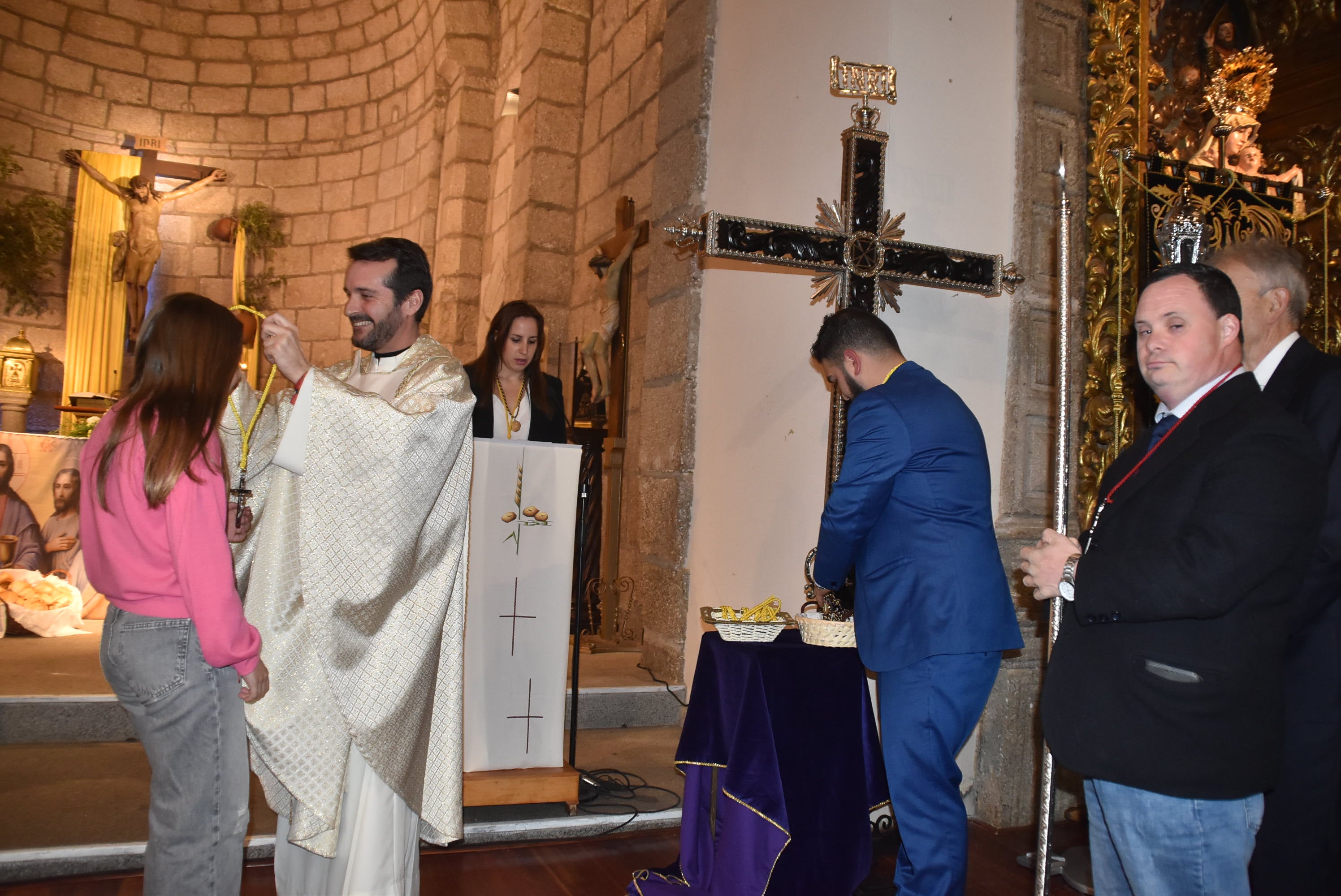La Cofradía de la Vera Cruz nombra abad a Paco García y da la bienvenida a 14 nuevos cofrades