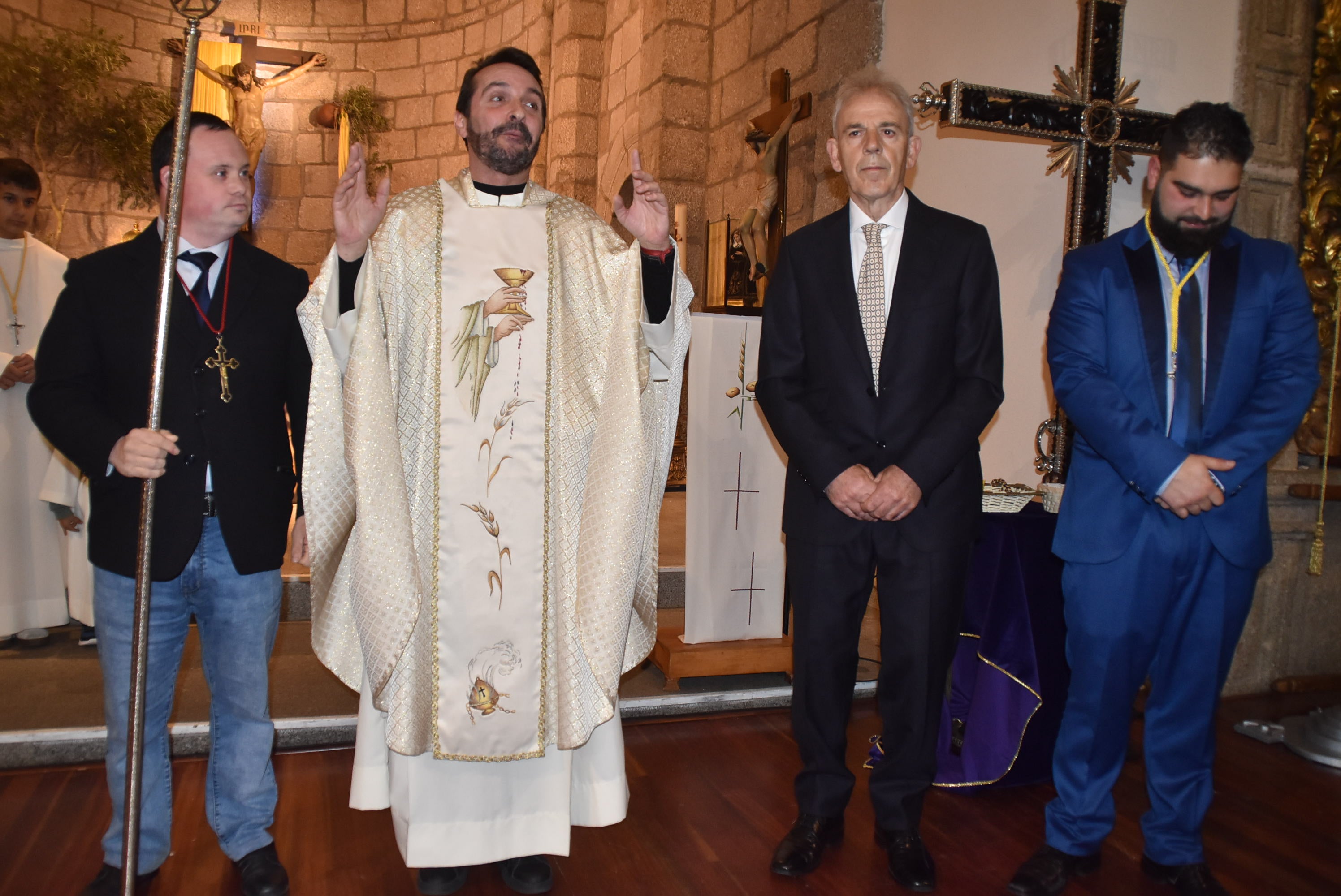 La Cofradía de la Vera Cruz nombra abad a Paco García y da la bienvenida a 14 nuevos cofrades