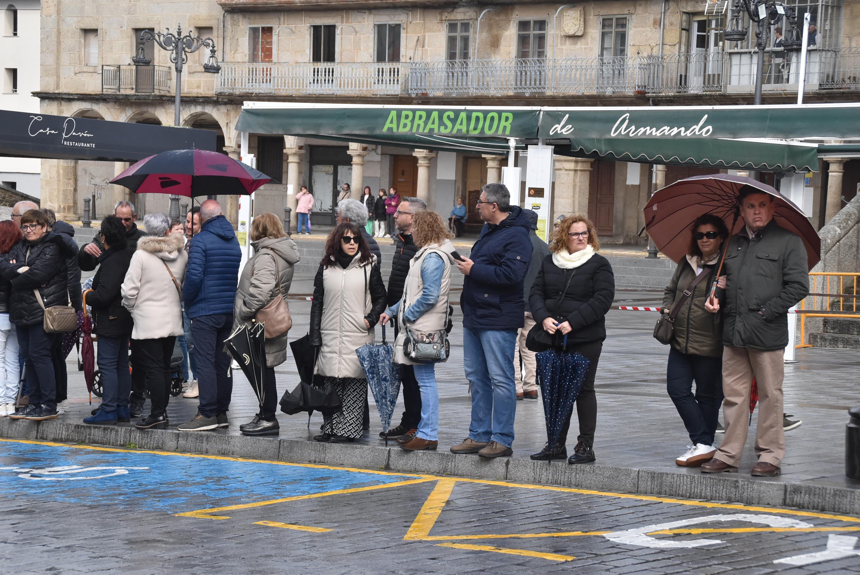 Béjar reta a la lluvia y escenifica la sentencia de Jesús en la Plaza Mayor
