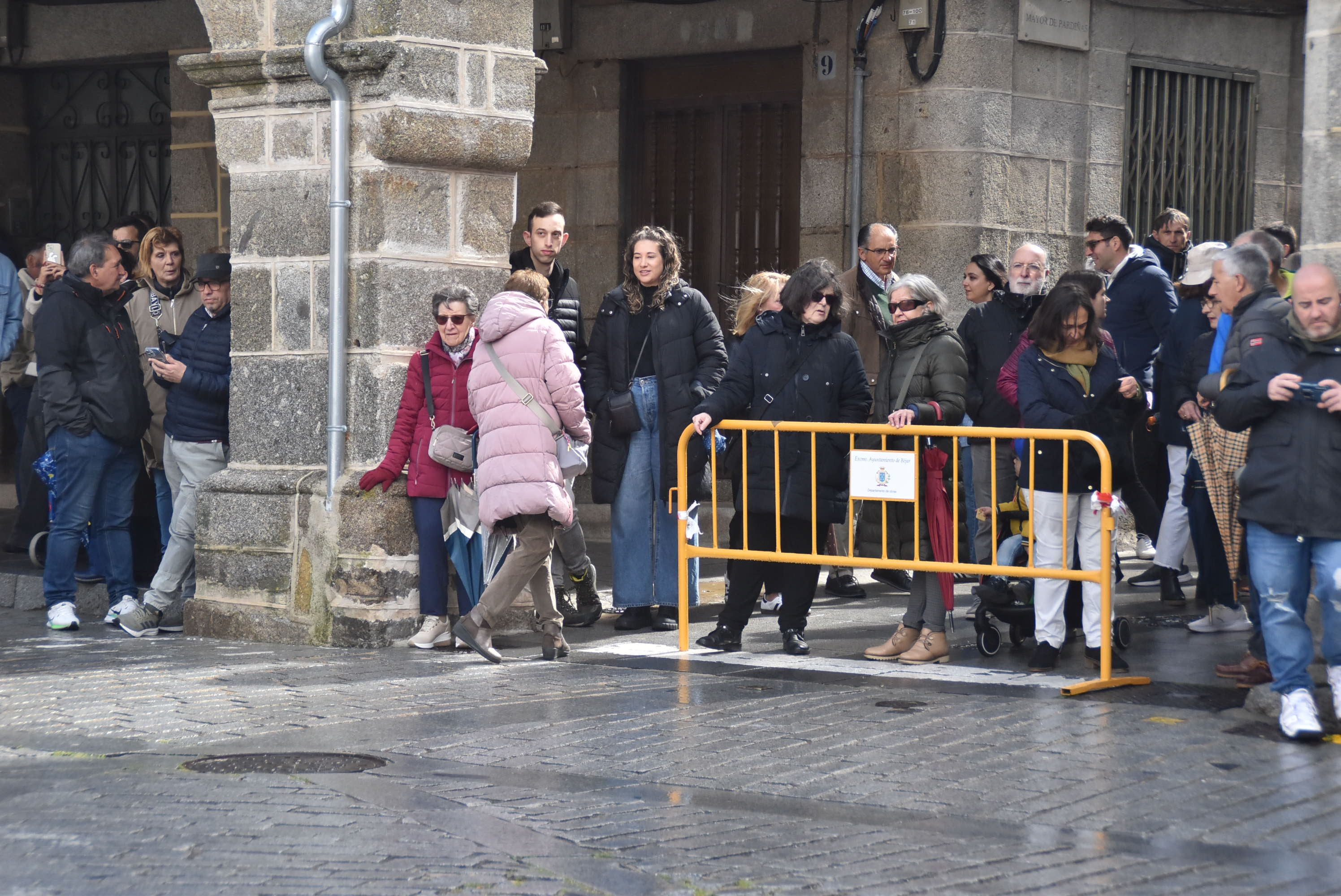 Béjar reta a la lluvia y escenifica la sentencia de Jesús en la Plaza Mayor
