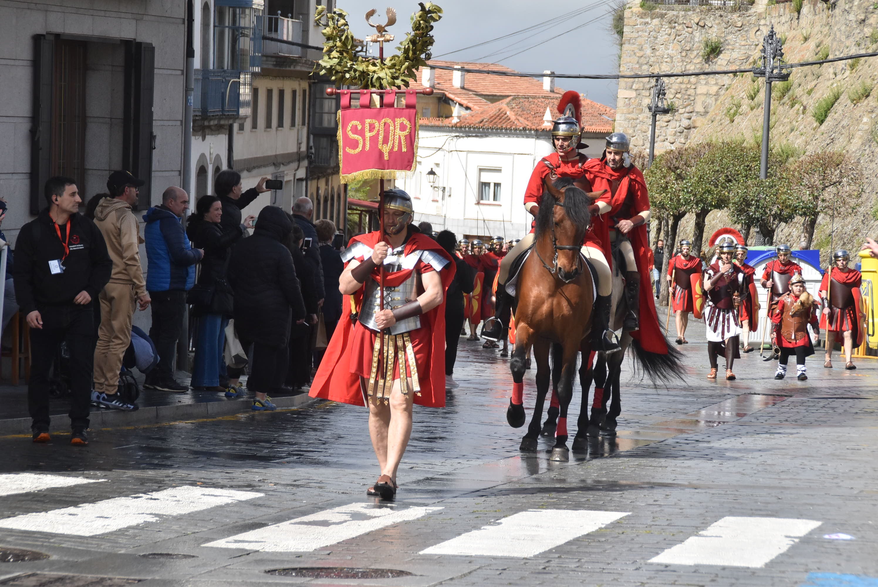 Béjar reta a la lluvia y escenifica la sentencia de Jesús en la Plaza Mayor