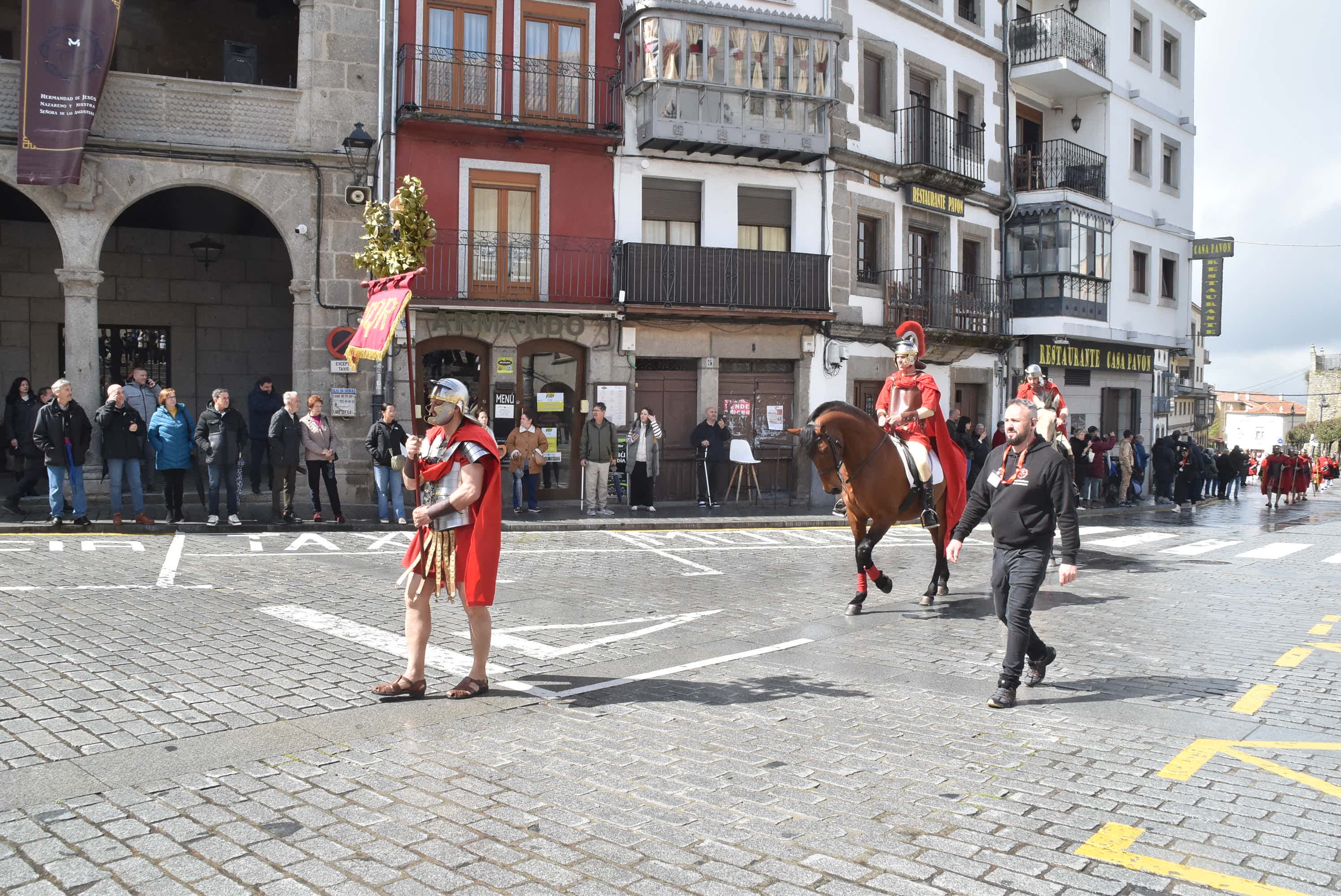 Béjar reta a la lluvia y escenifica la sentencia de Jesús en la Plaza Mayor