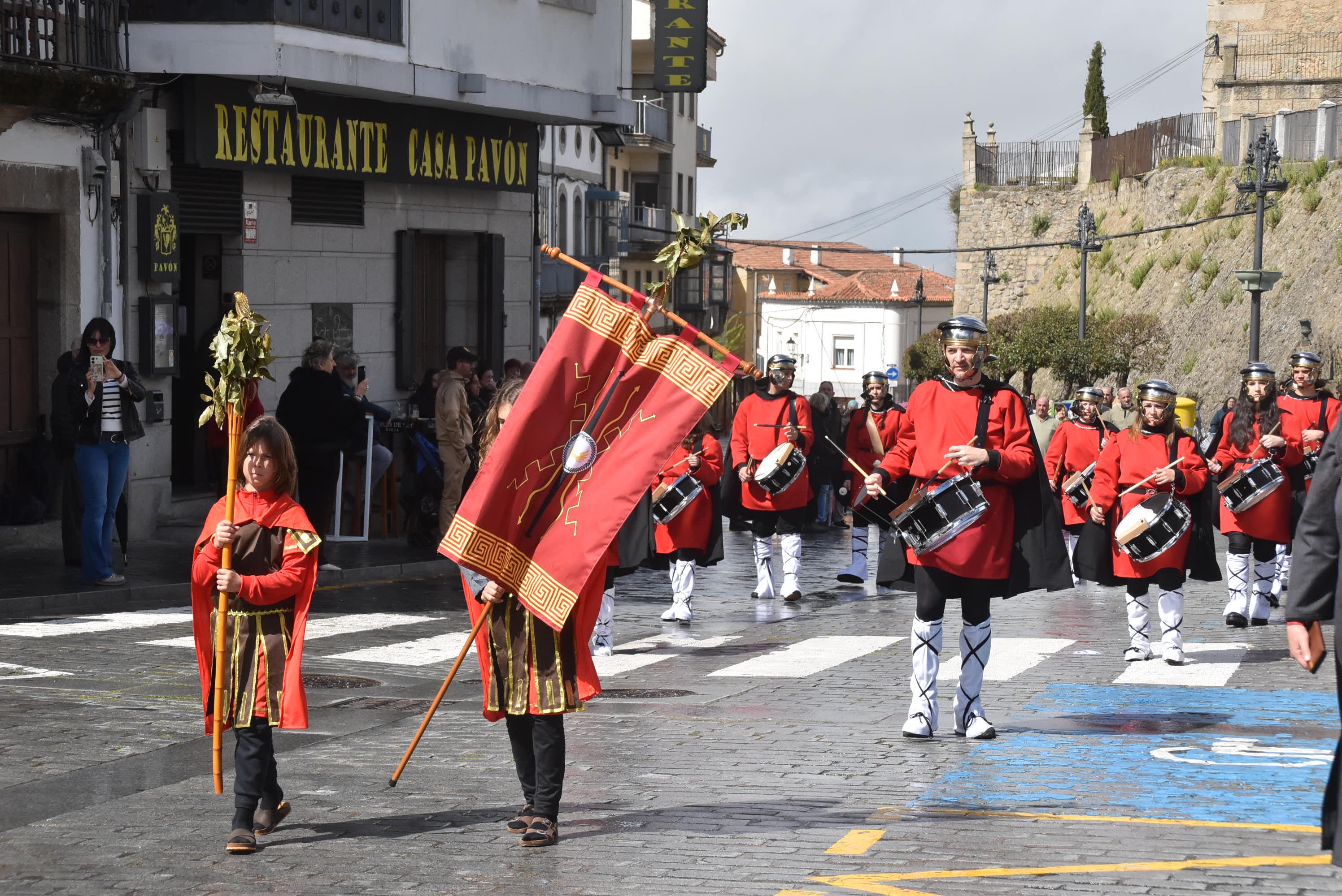 Béjar reta a la lluvia y escenifica la sentencia de Jesús en la Plaza Mayor
