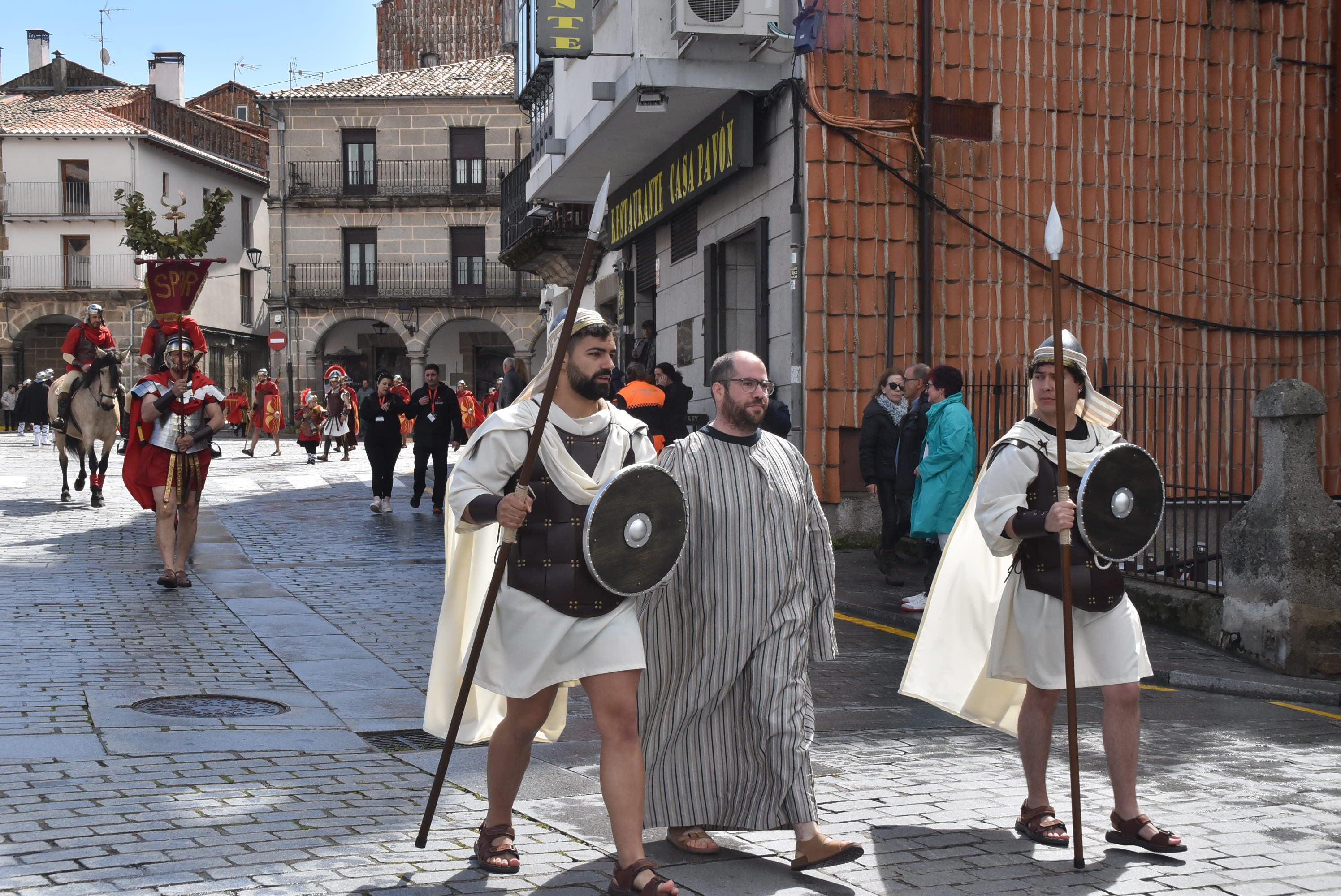 Béjar reta a la lluvia y escenifica la sentencia de Jesús en la Plaza Mayor